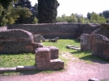 00080 ostia - necropoli della via ostiense (porta romana necropolis) -  a15 - utilitarian structure - suedseite - li laden - re vestibulum - links der decumanus maximus.jpg